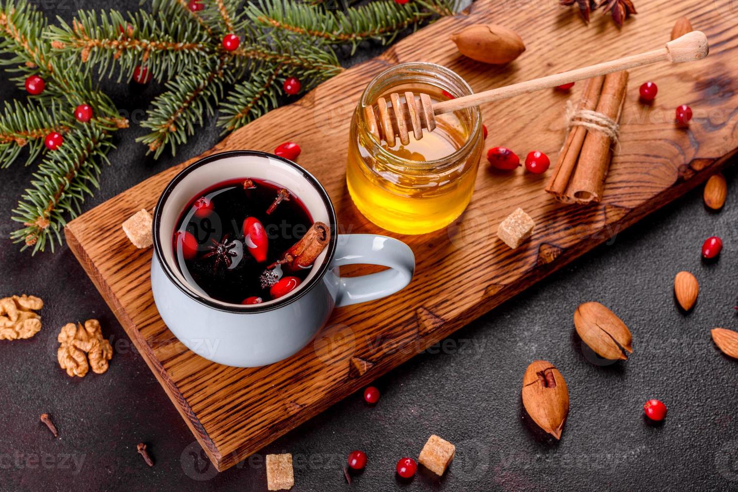 vinho quente com especiarias para o inverno e natal foto