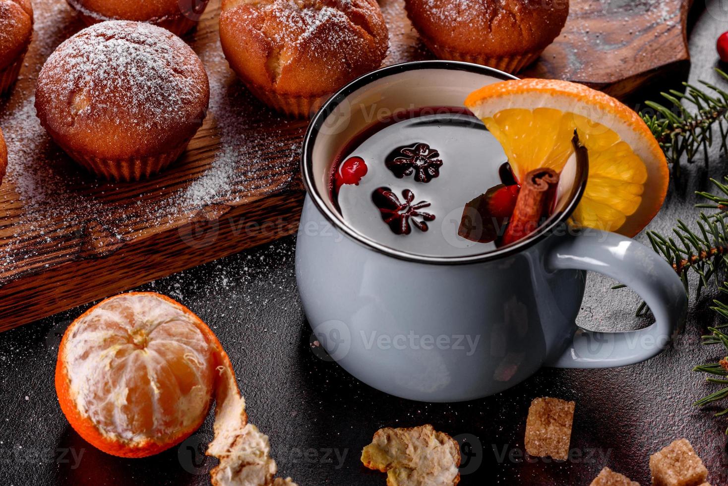 lindos deliciosos muffins de cacau frescos na mesa de natal foto