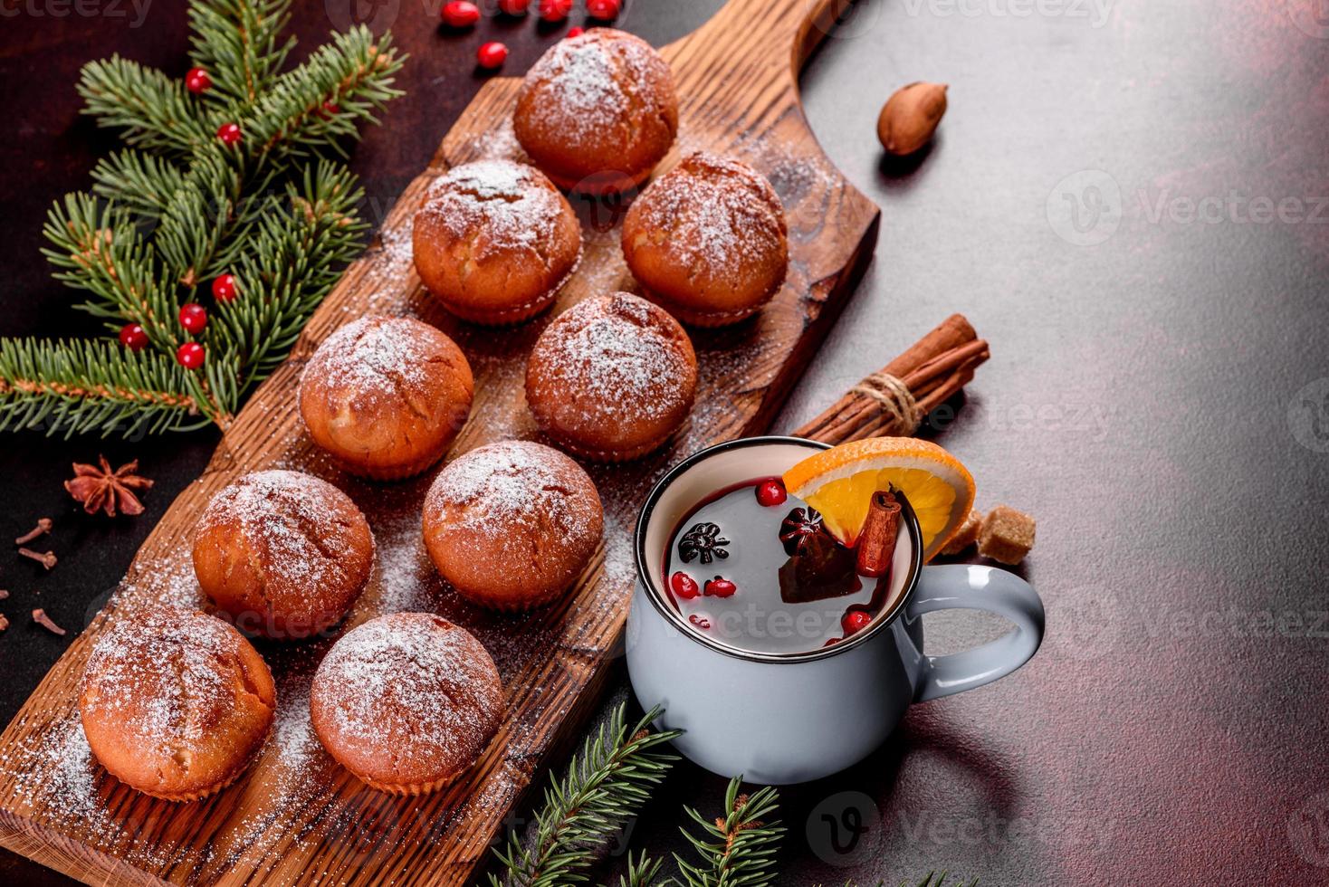 lindos deliciosos muffins de cacau frescos na mesa de natal foto