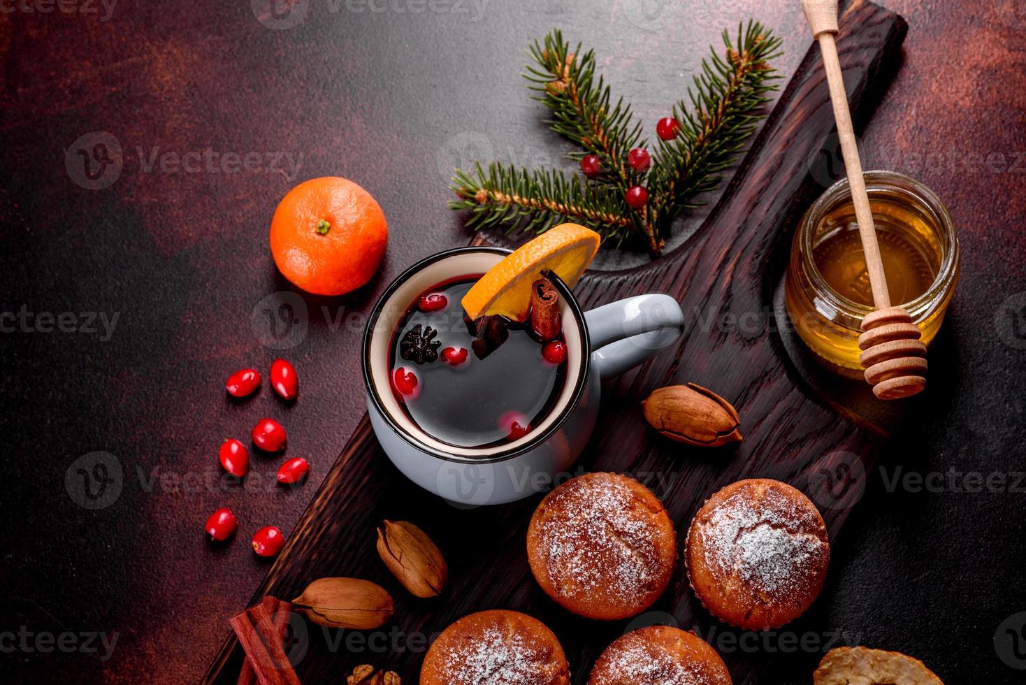 lindos deliciosos muffins de cacau frescos na mesa de natal foto