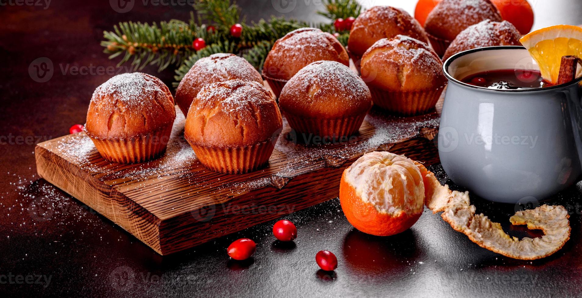 lindos deliciosos muffins de cacau frescos na mesa de natal foto