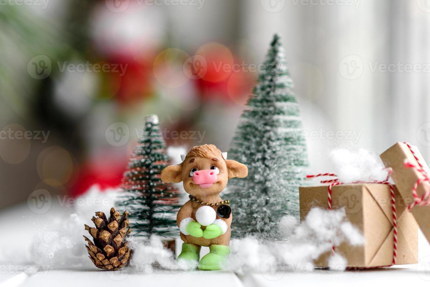 lindas decorações de natal multicoloridas em uma mesa de madeira clara foto
