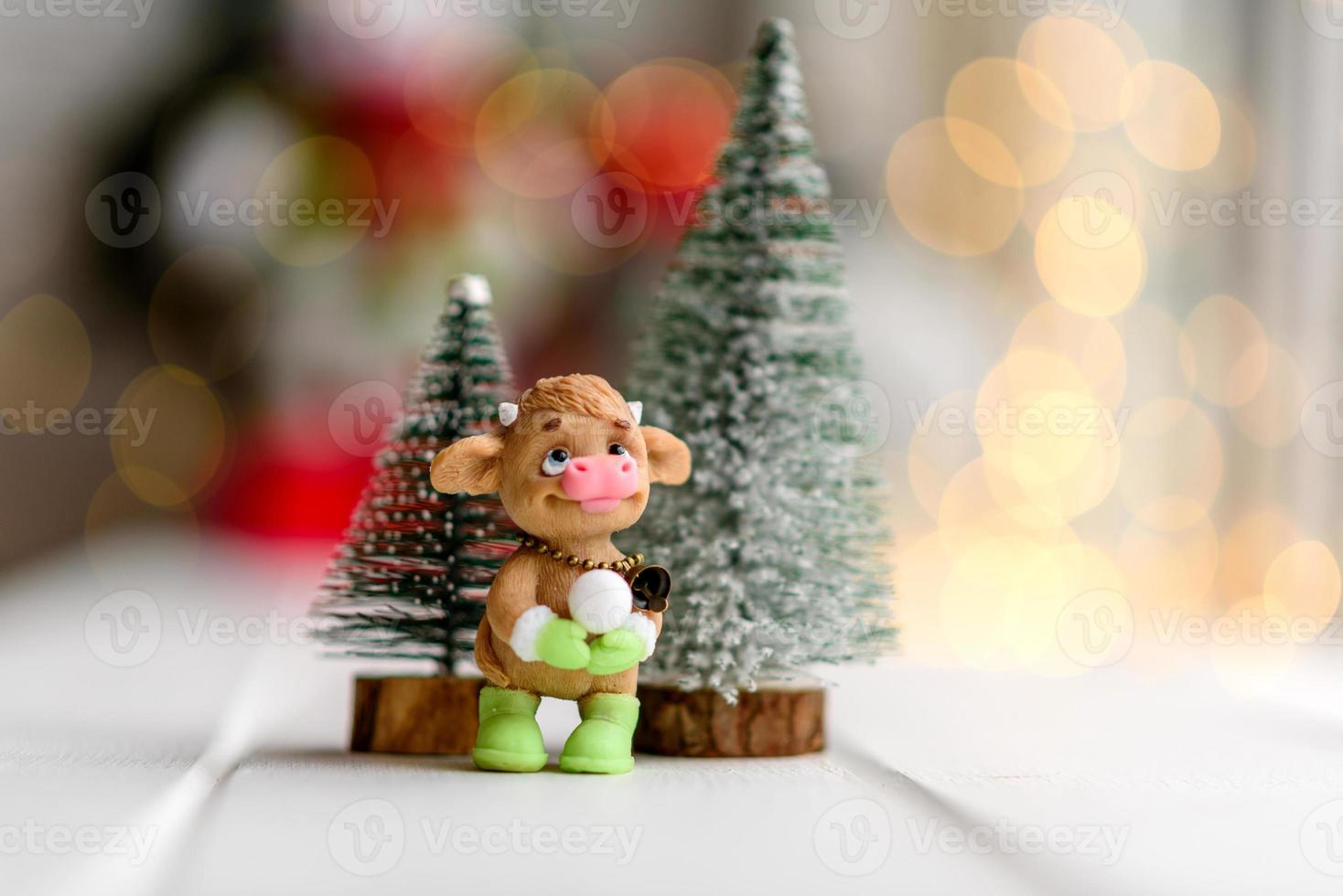 lindas decorações de natal multicoloridas em uma mesa de madeira clara foto