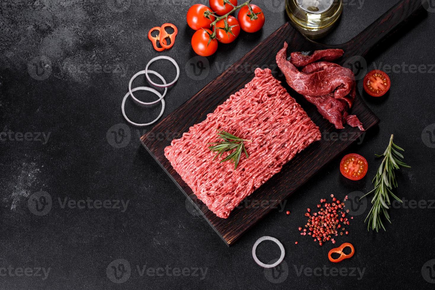 Carne crua fresca picada em um fundo escuro foto