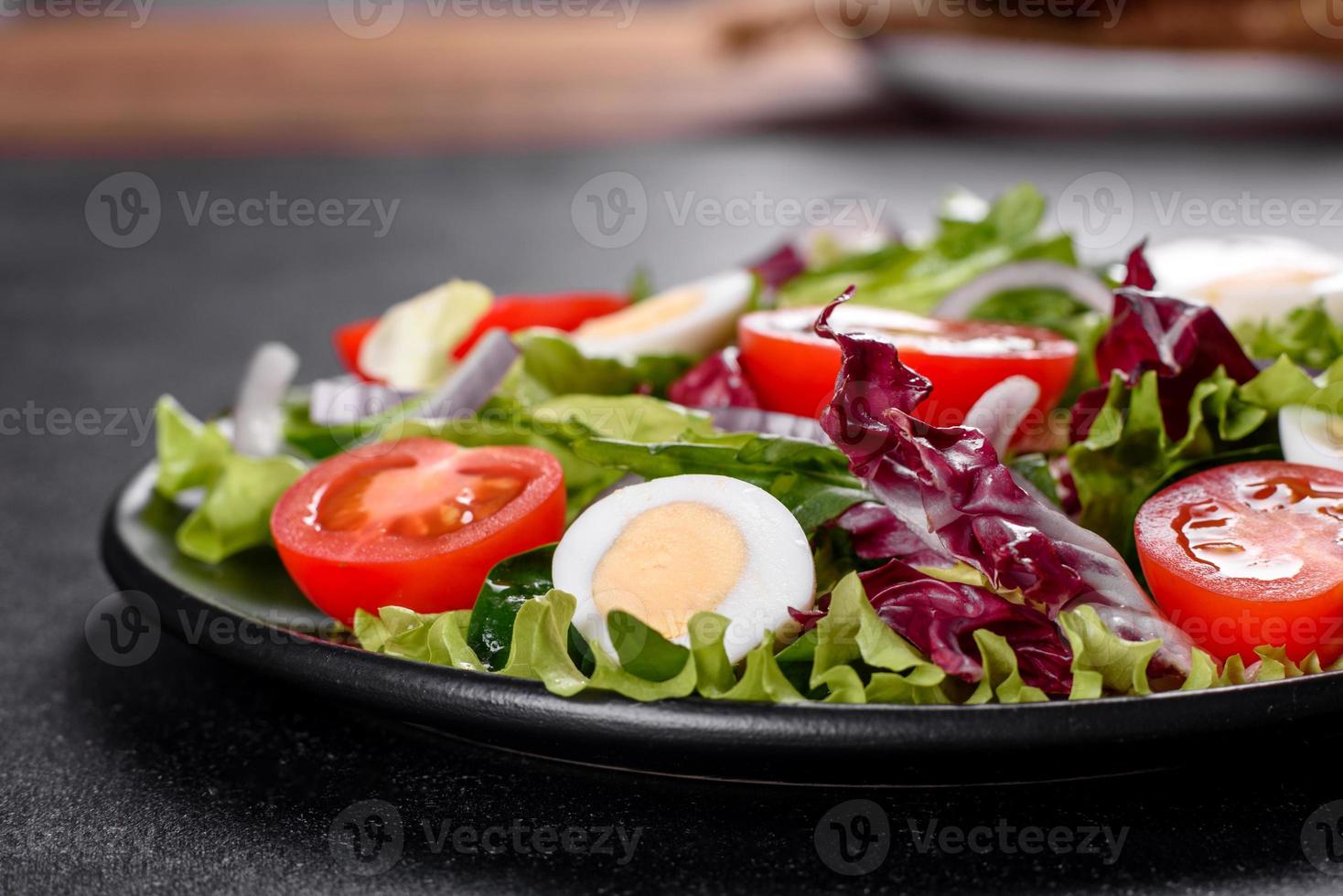 deliciosa salada vegetariana fresca de vegetais picados em um prato foto