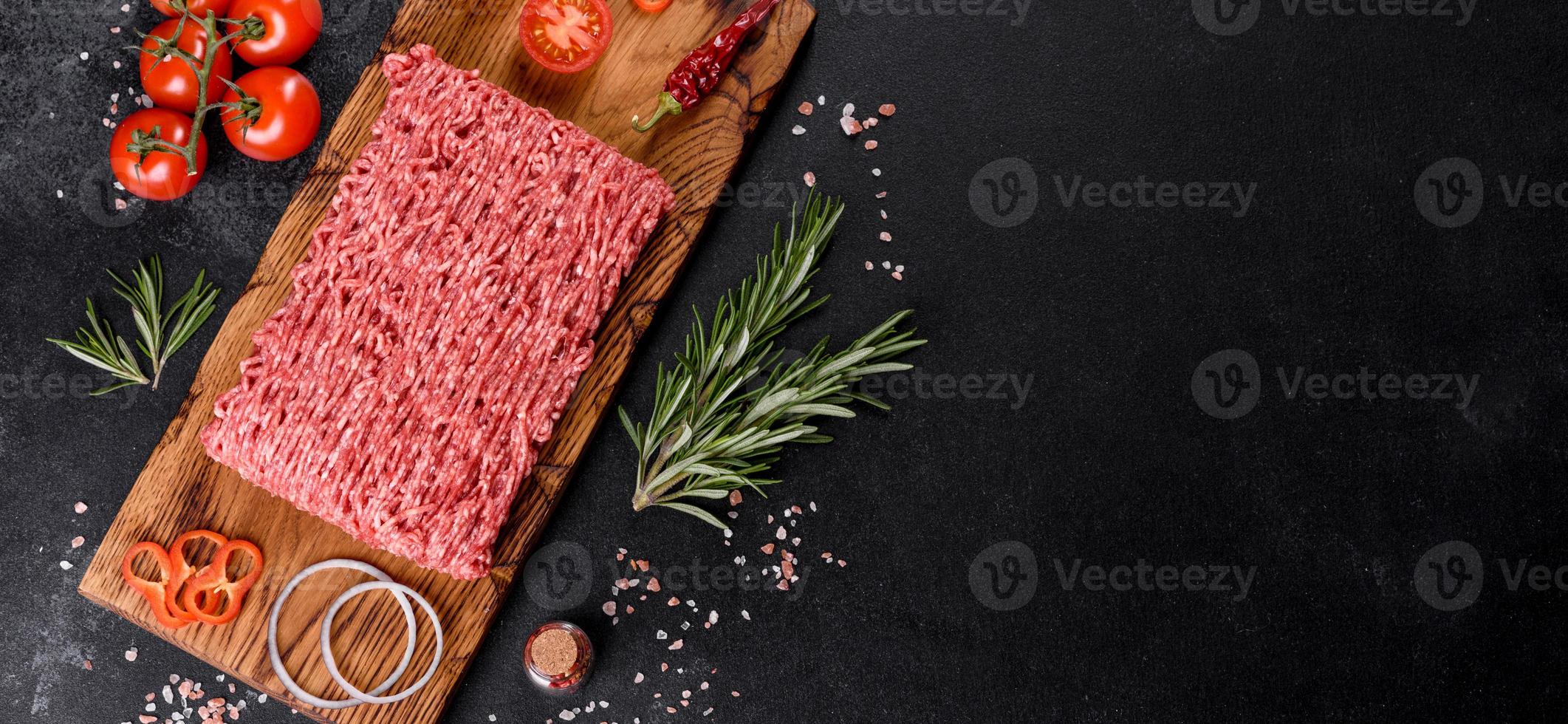 Carne crua fresca picada em um fundo escuro foto