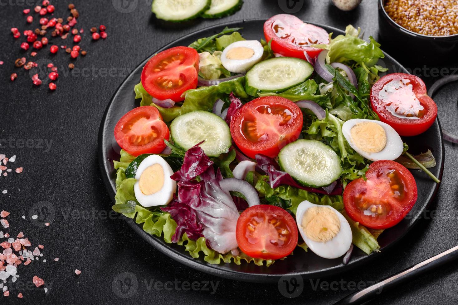 deliciosa salada vegetariana fresca de vegetais picados em um prato foto