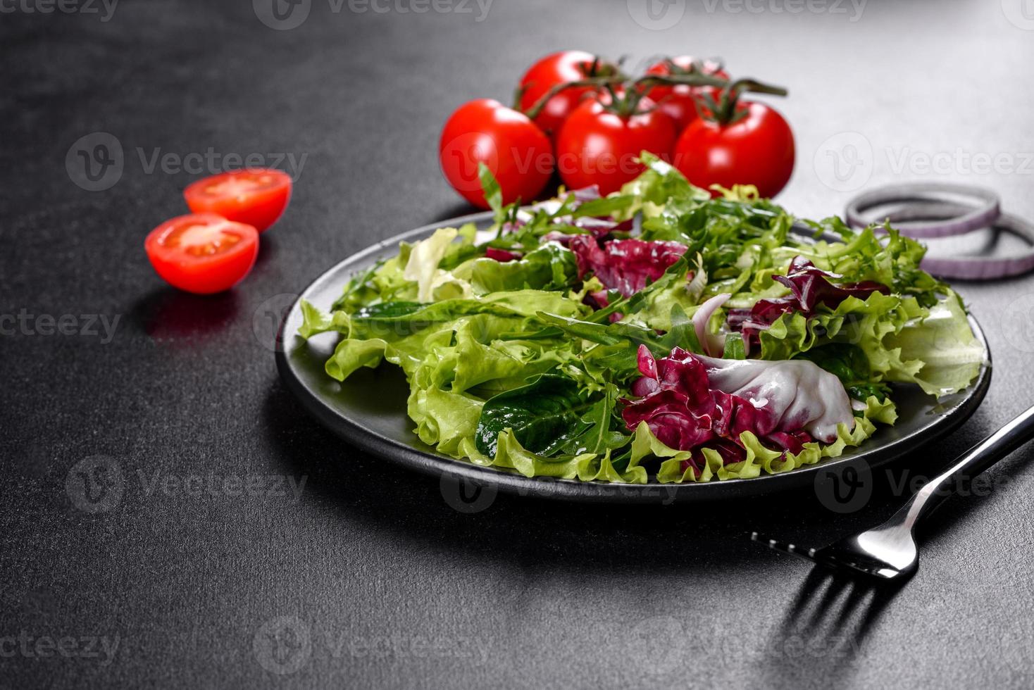 deliciosa salada vegetariana fresca de vegetais picados em um prato foto