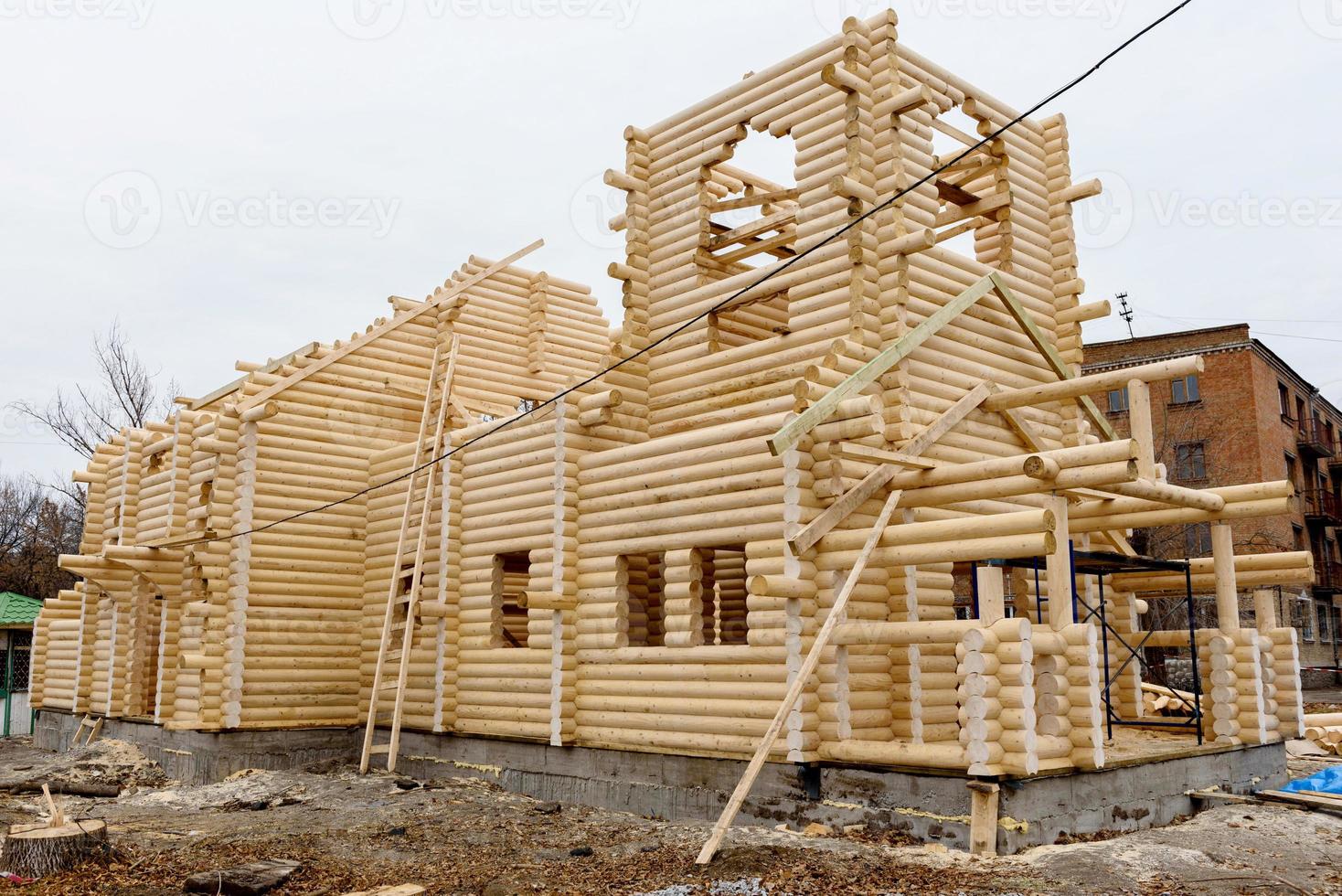 construção de igreja cristã feita de toras de madeira tratadas foto