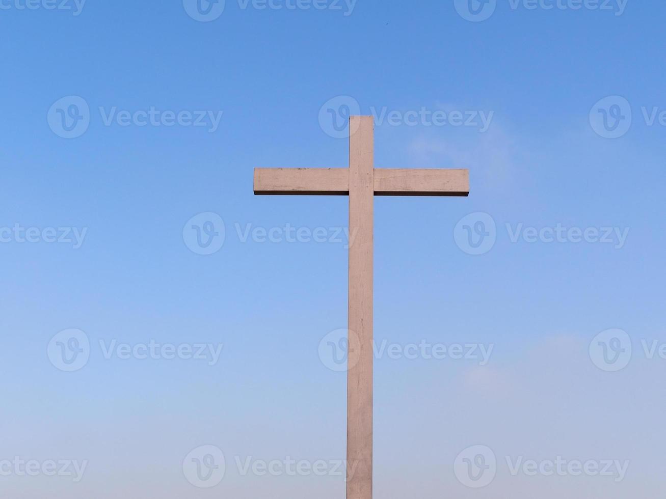 cruz de madeira sobre o céu azul foto