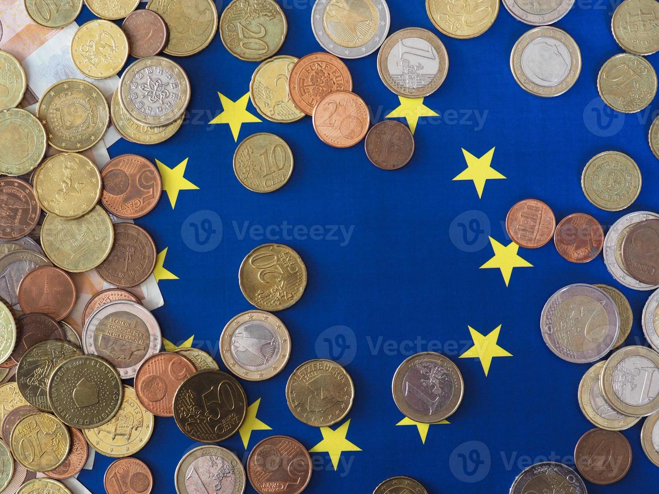 moedas de euro, união europeia, sobre a bandeira foto
