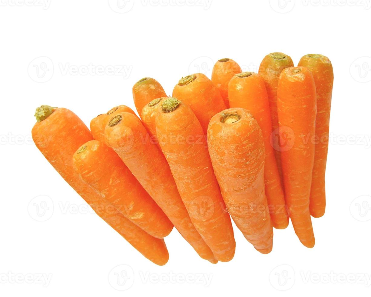 cenouras isoladas sobre o branco foto