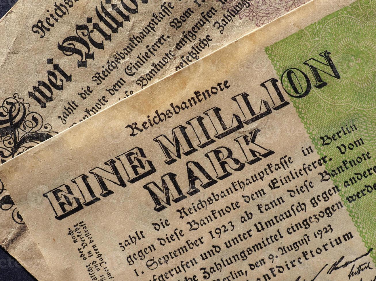 eine und zwei million mark um e dois milhões mark notes foto