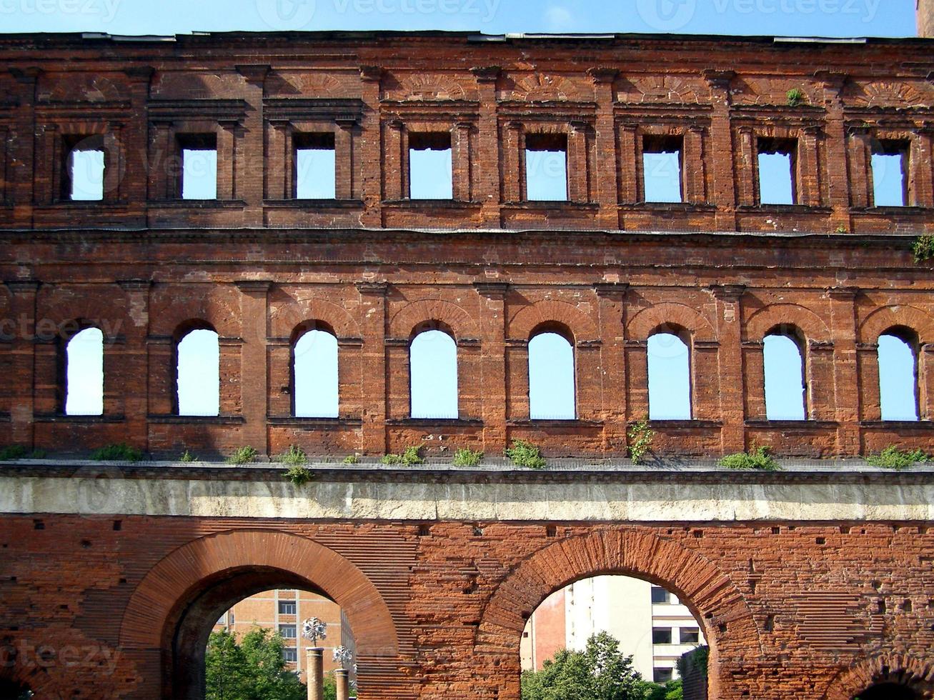 porta palatina palatine gate em turin foto