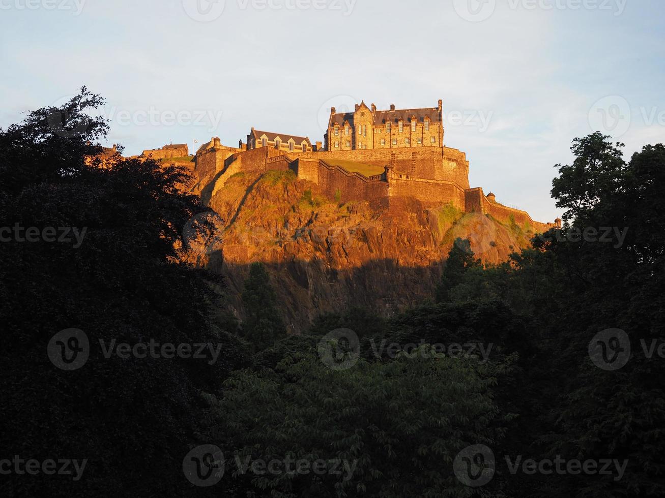 castelo de edimburgo ao pôr do sol foto