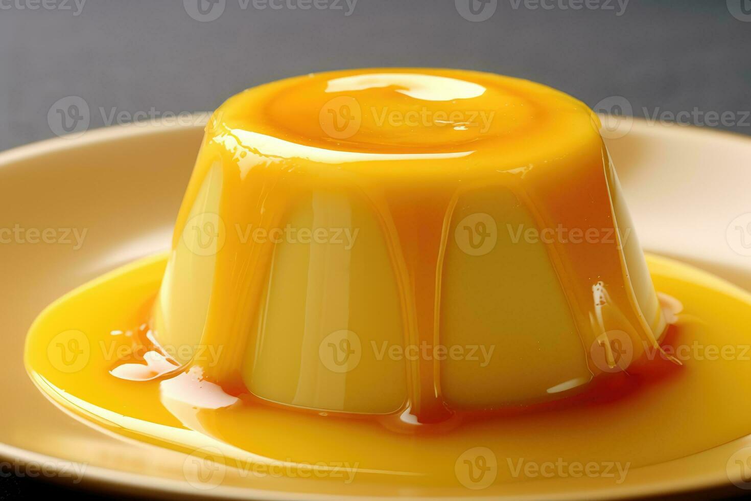 uma amarelo pudim em uma prato com caramelo molho foto