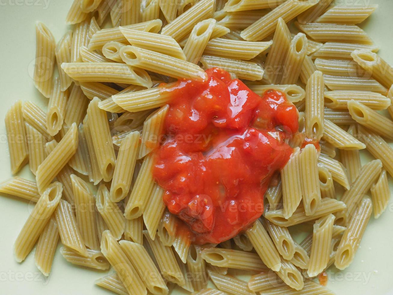 macarrão penne com tomate foto