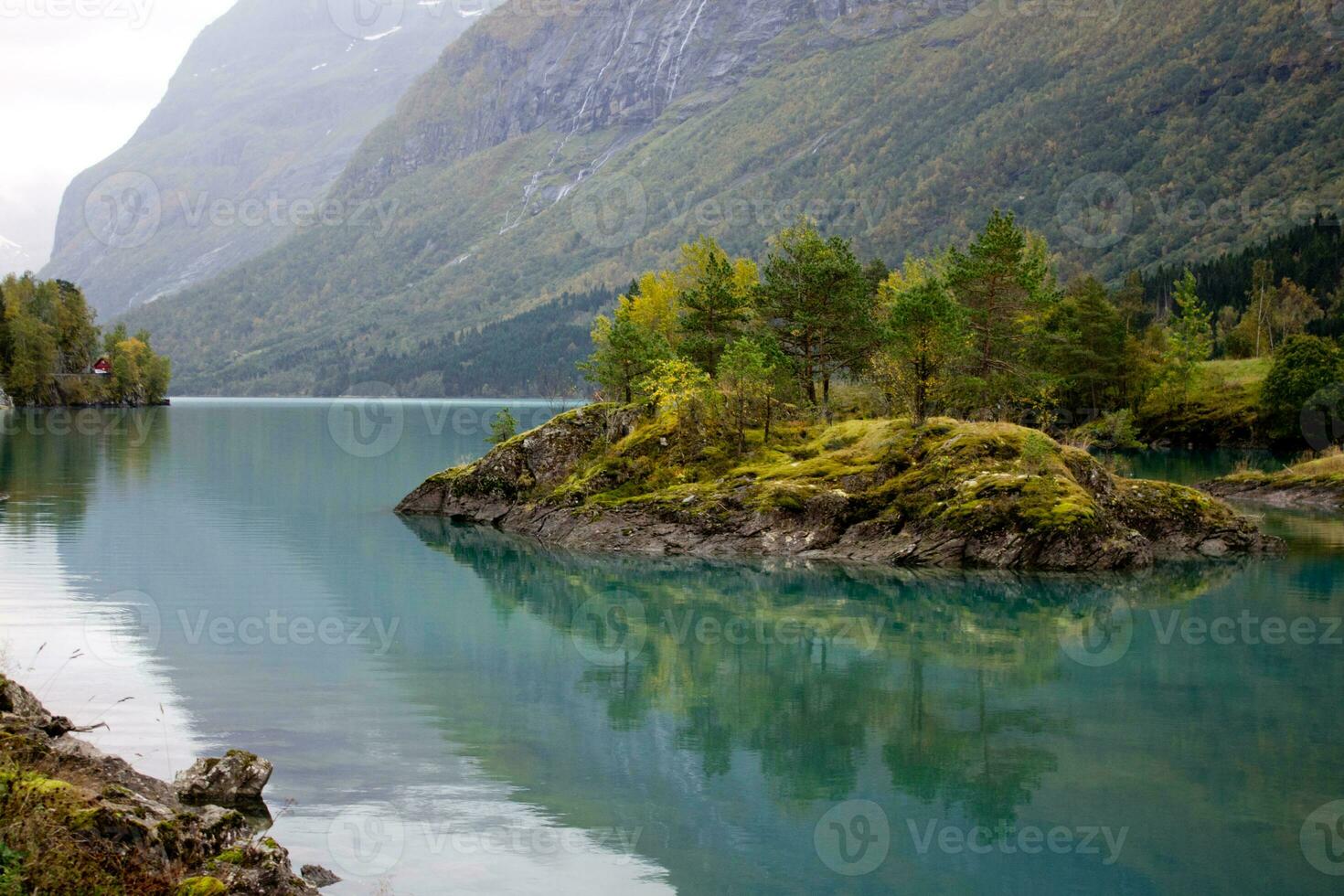 lindo norueguês panorama dentro outono perto loen e corda dentro Noruega foto