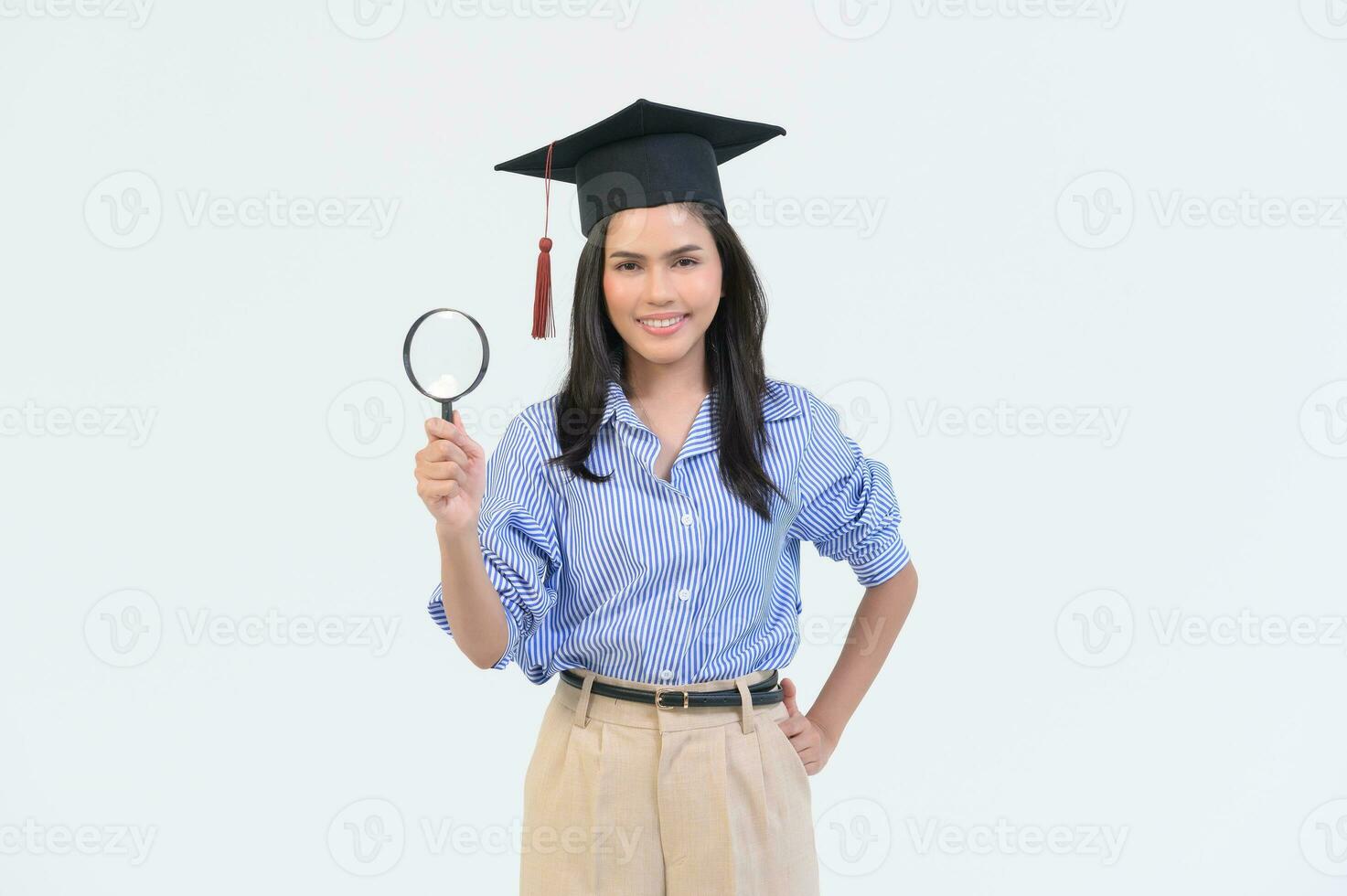 retrato do feliz lindo mulher dentro graduação vestido sobre branco fundo foto