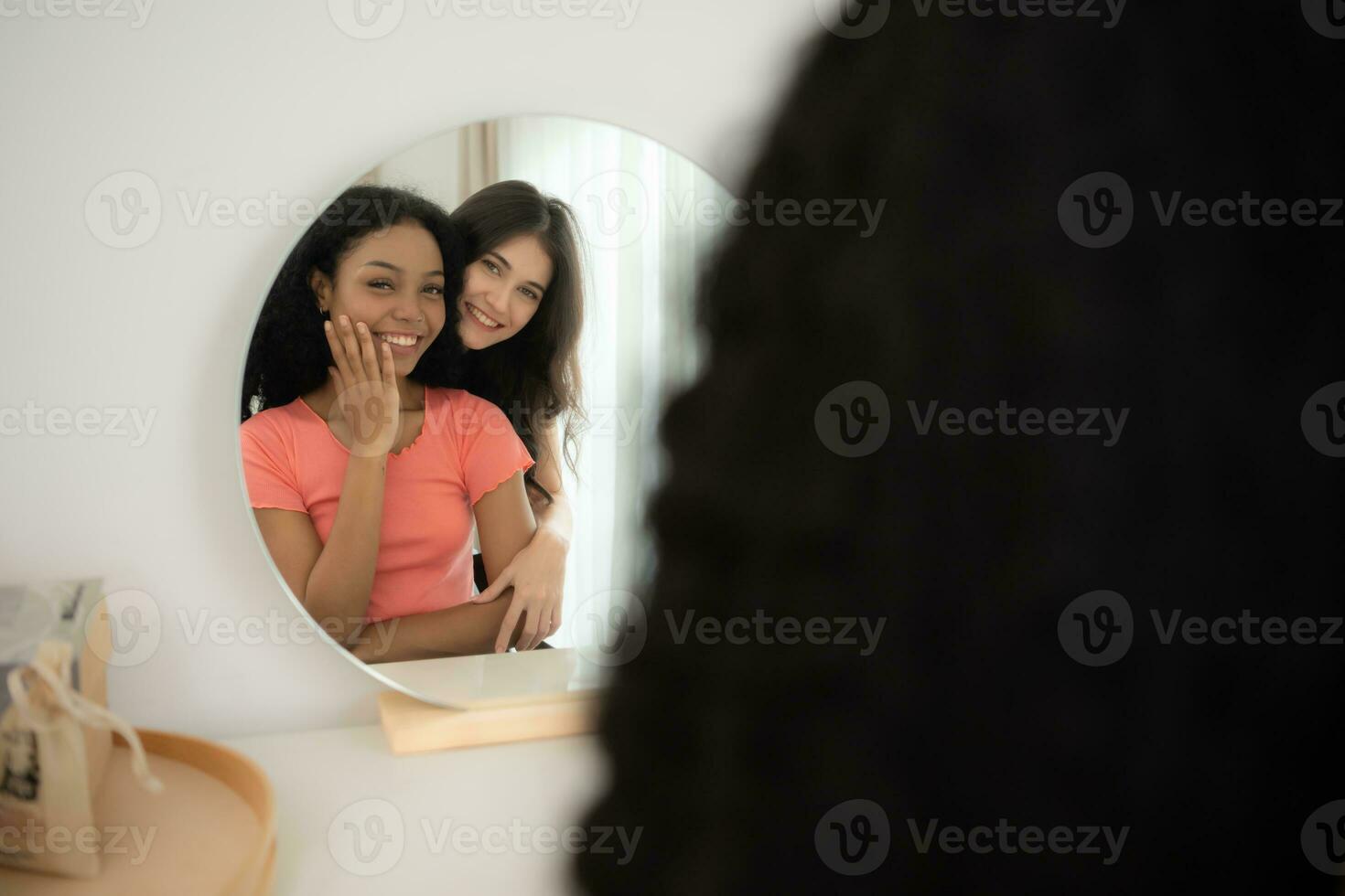 sorridente jovem mulher olhando às dela reflexão dentro a espelho às casa foto