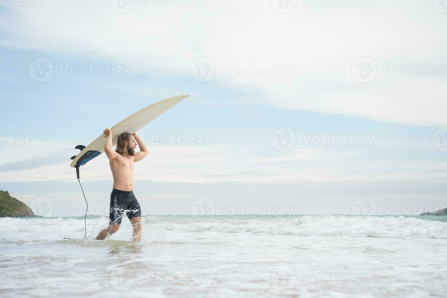 surfista homem com dele prancha de surfe em a de praia. foto