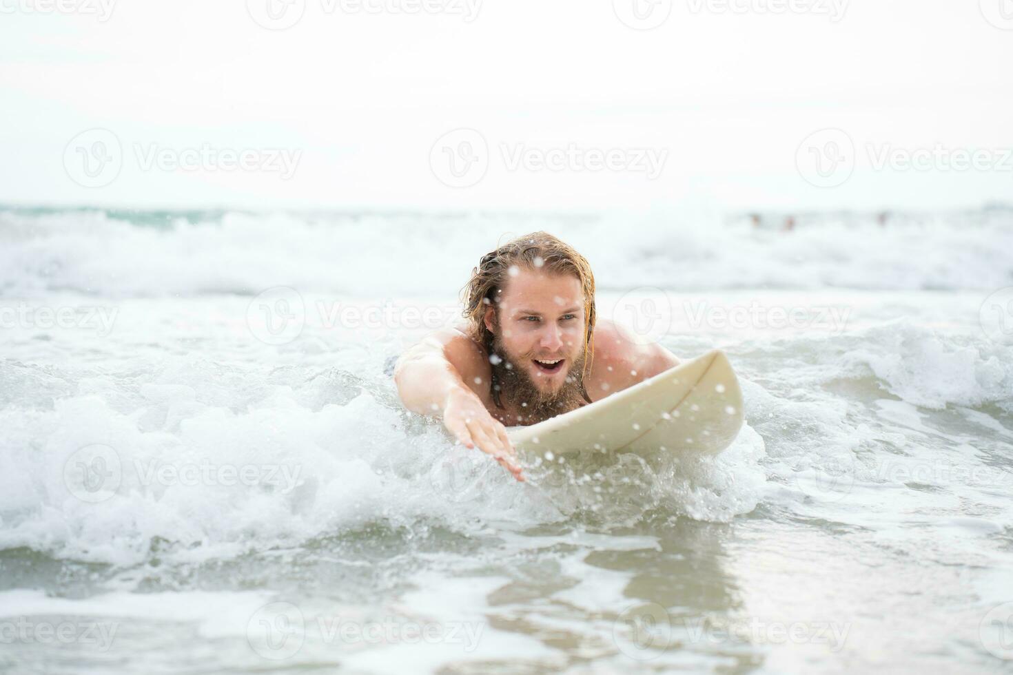 jovem homem surfar em a de praia tendo Diversão e balanceamento em a prancha de surfe foto