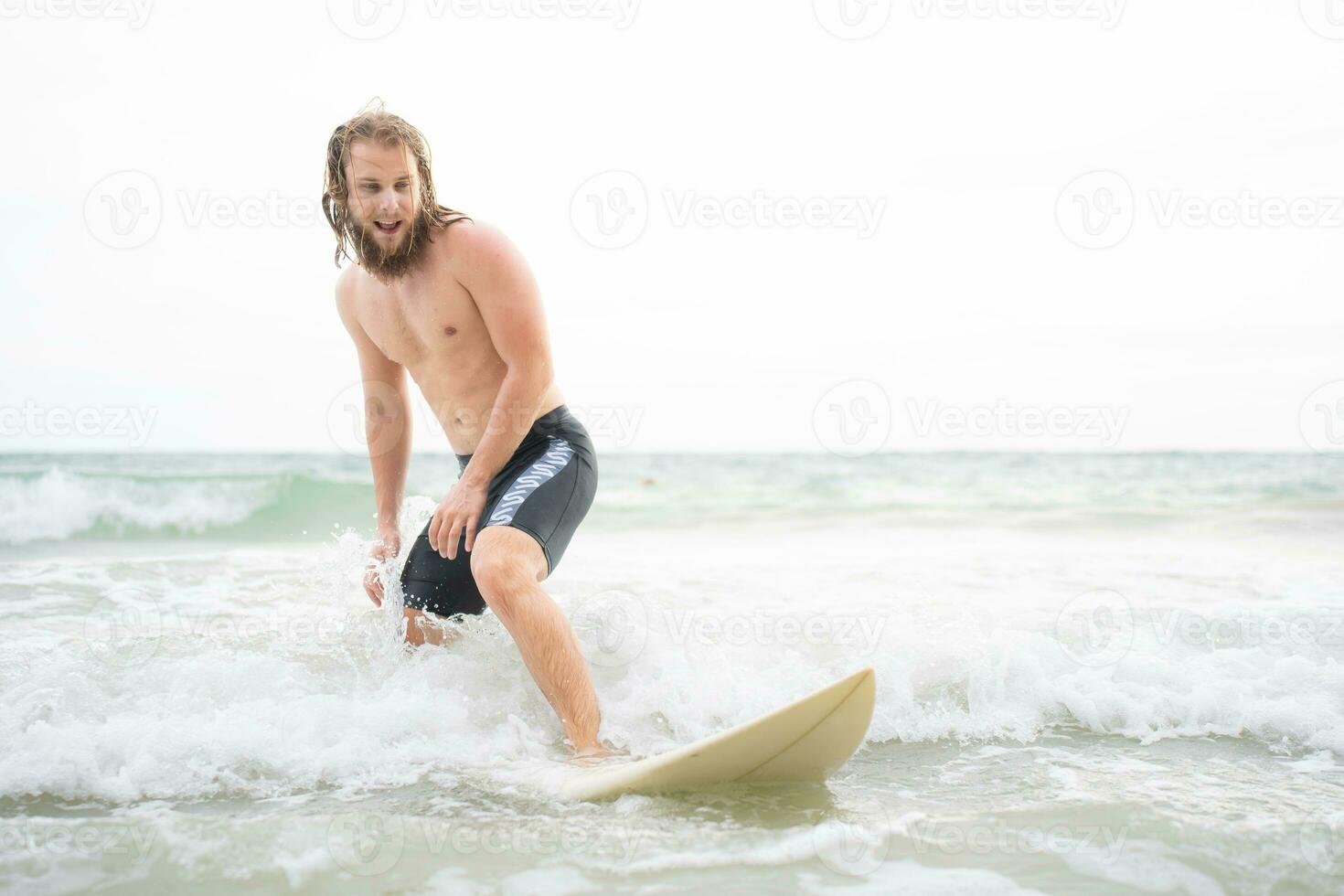 jovem homem surfar em a de praia tendo Diversão e balanceamento em a prancha de surfe foto