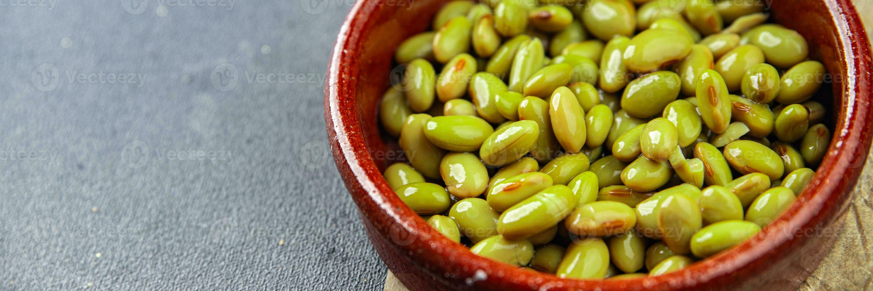 edamame feijões lanche leguminosa Comida Aperitivo refeição em a mesa cópia de espaço Comida fundo rústico foto