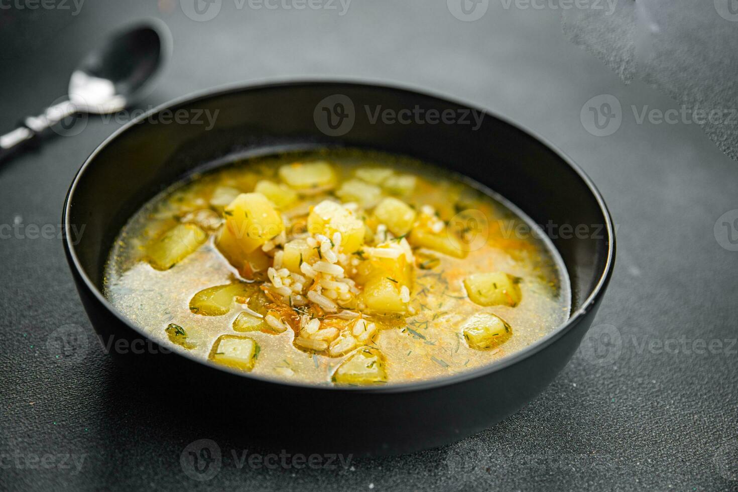 sopa caldo legumes com arroz, batata, cenoura, cebola comendo cozinhando Aperitivo refeição Comida lanche em a mesa cópia de espaço Comida fundo rústico topo Visão foto