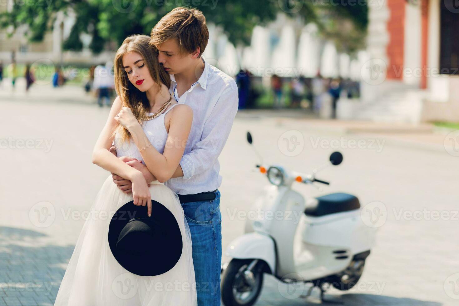 atraente romântico casal desfrutando andar juntos dentro velho europeu cidade . suave tom foto. retro whit lambreta em fundo. foto