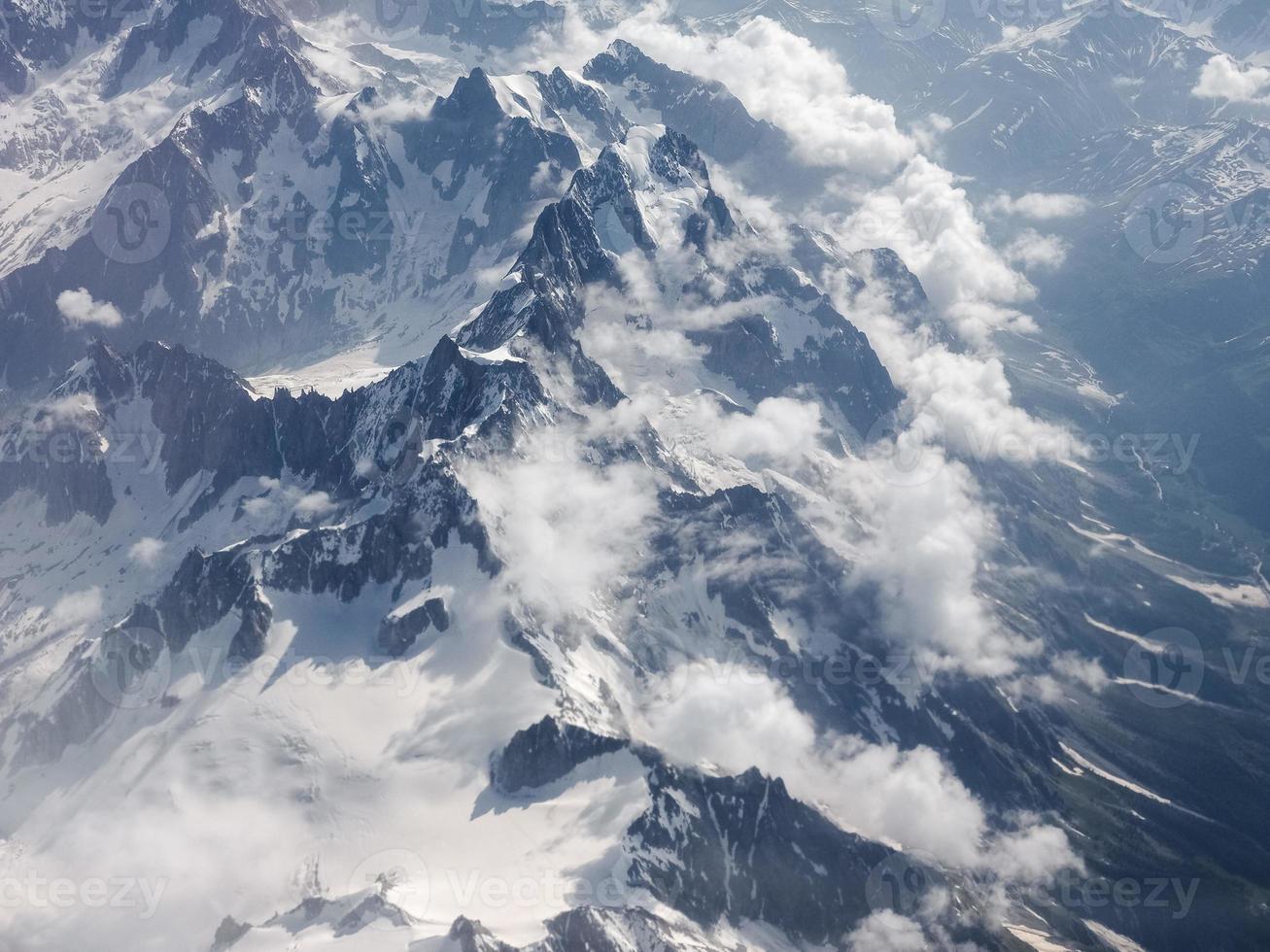 vista aérea das montanhas dos alpes foto