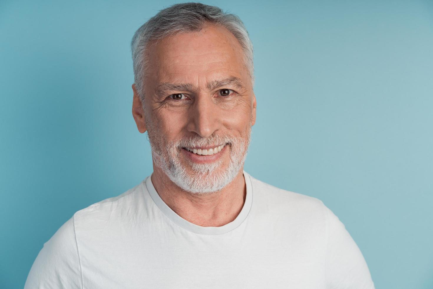 visão de close-up, sênior, homem atraente sorrindo, olhando foto