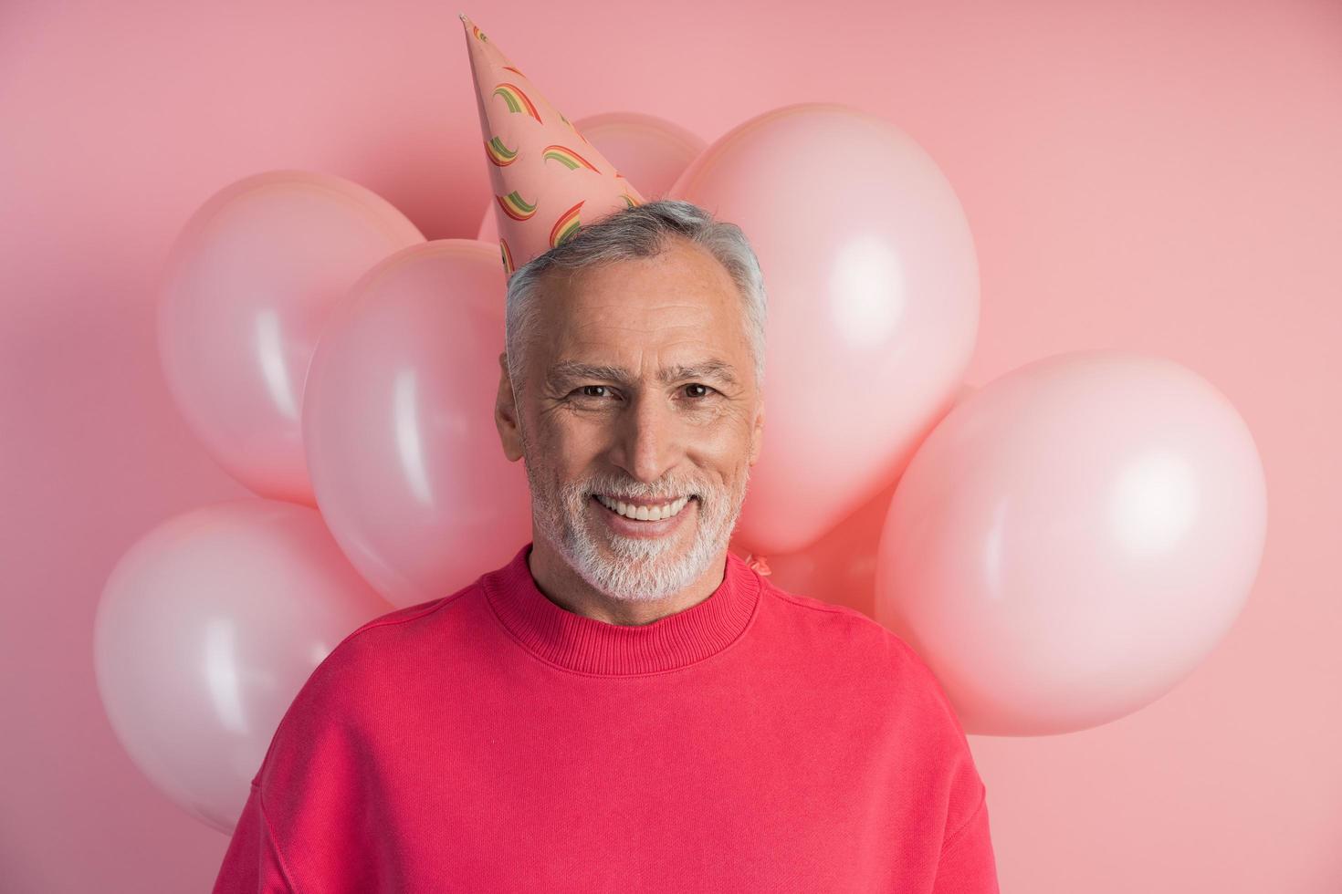 homem atraente com um chapéu festivo na cabeça sorrindo foto