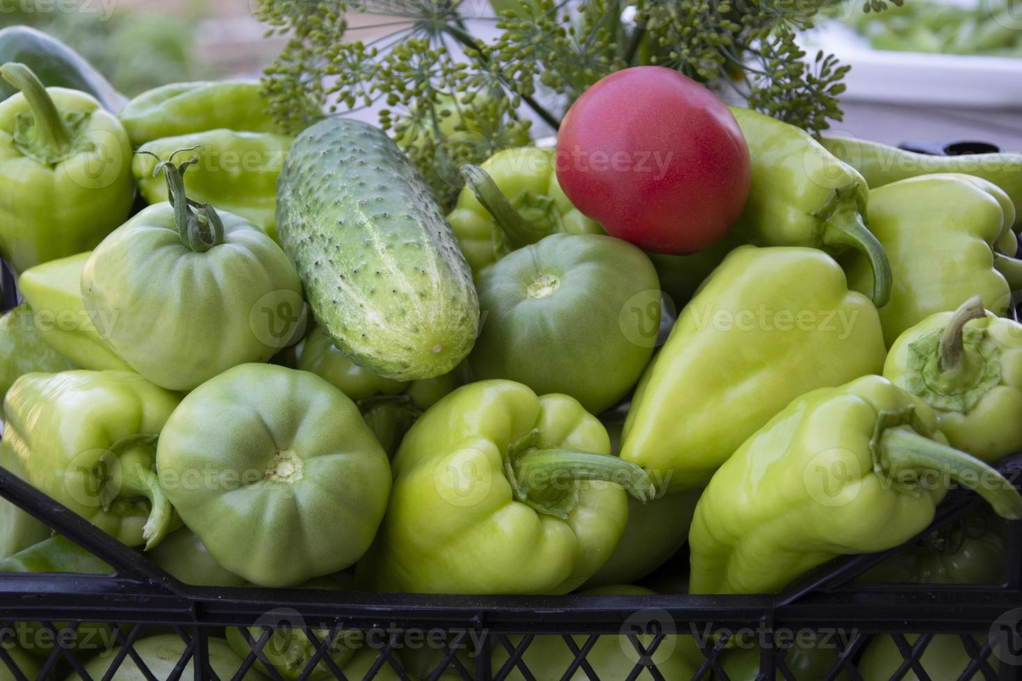 vegetais em uma caixa preta e um buquê de flores silvestres foto