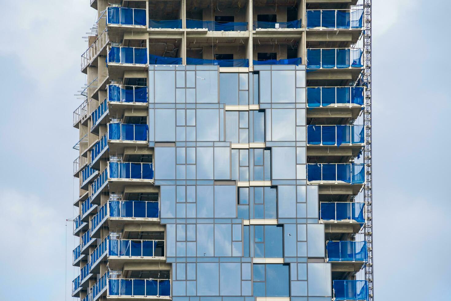 guindaste e canteiro de obras contra o céu azul foto