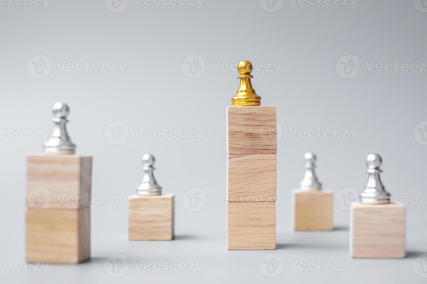 topo das peças de peão de xadrez dourado foto