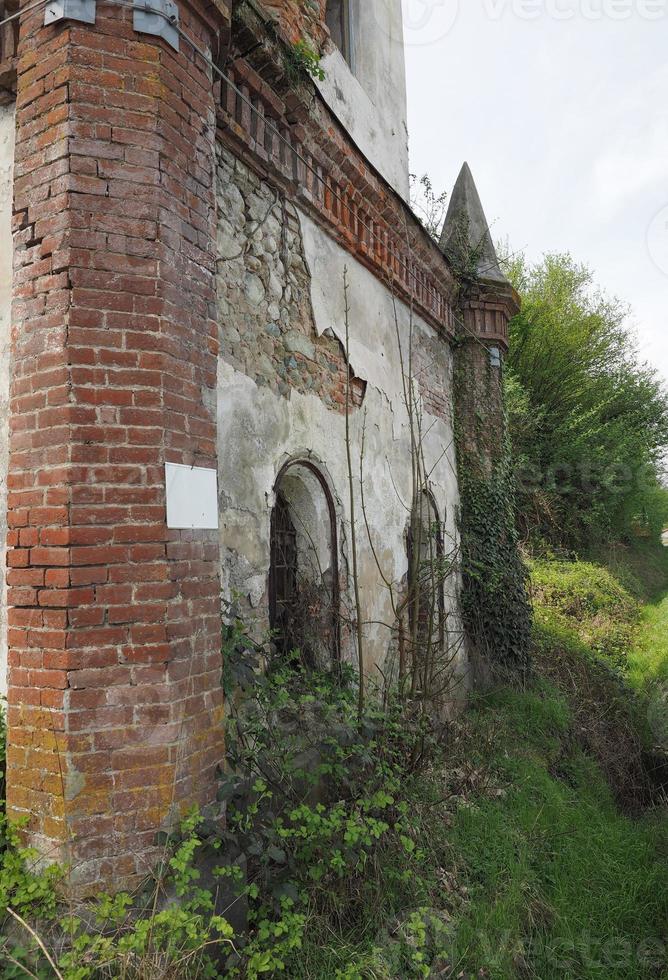 ruínas da capela gótica em chivasso, itália foto