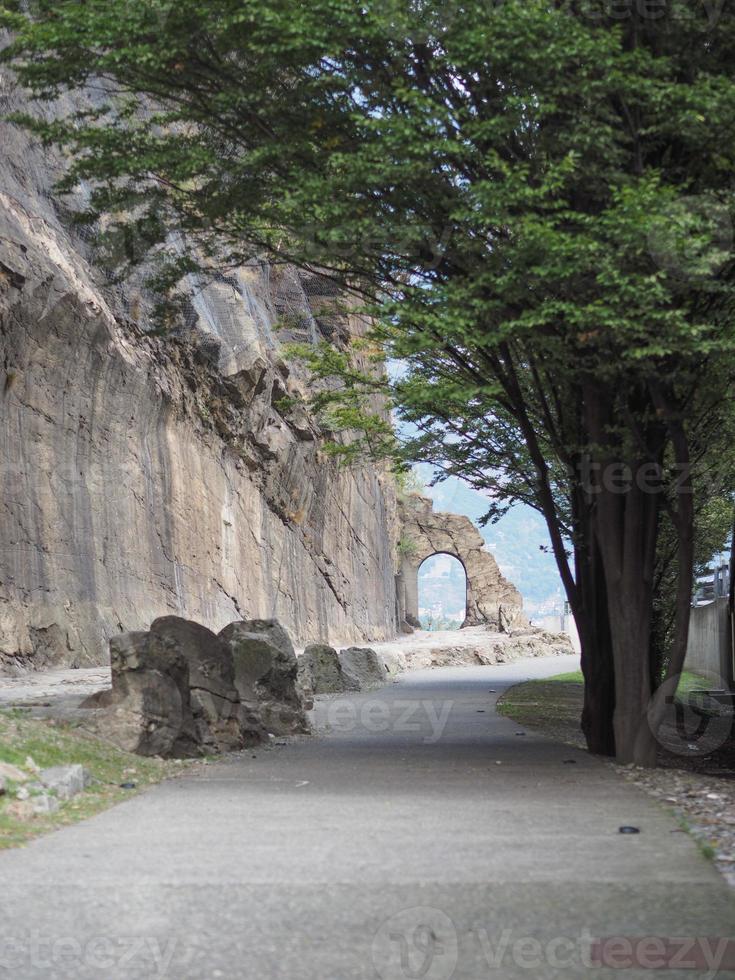 Arco da antiga estrada romana em donnas foto