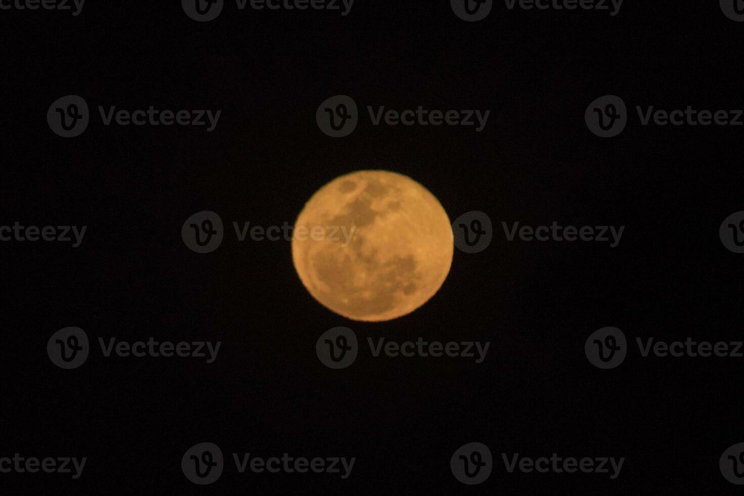 cheio lua em Sombrio céu foto