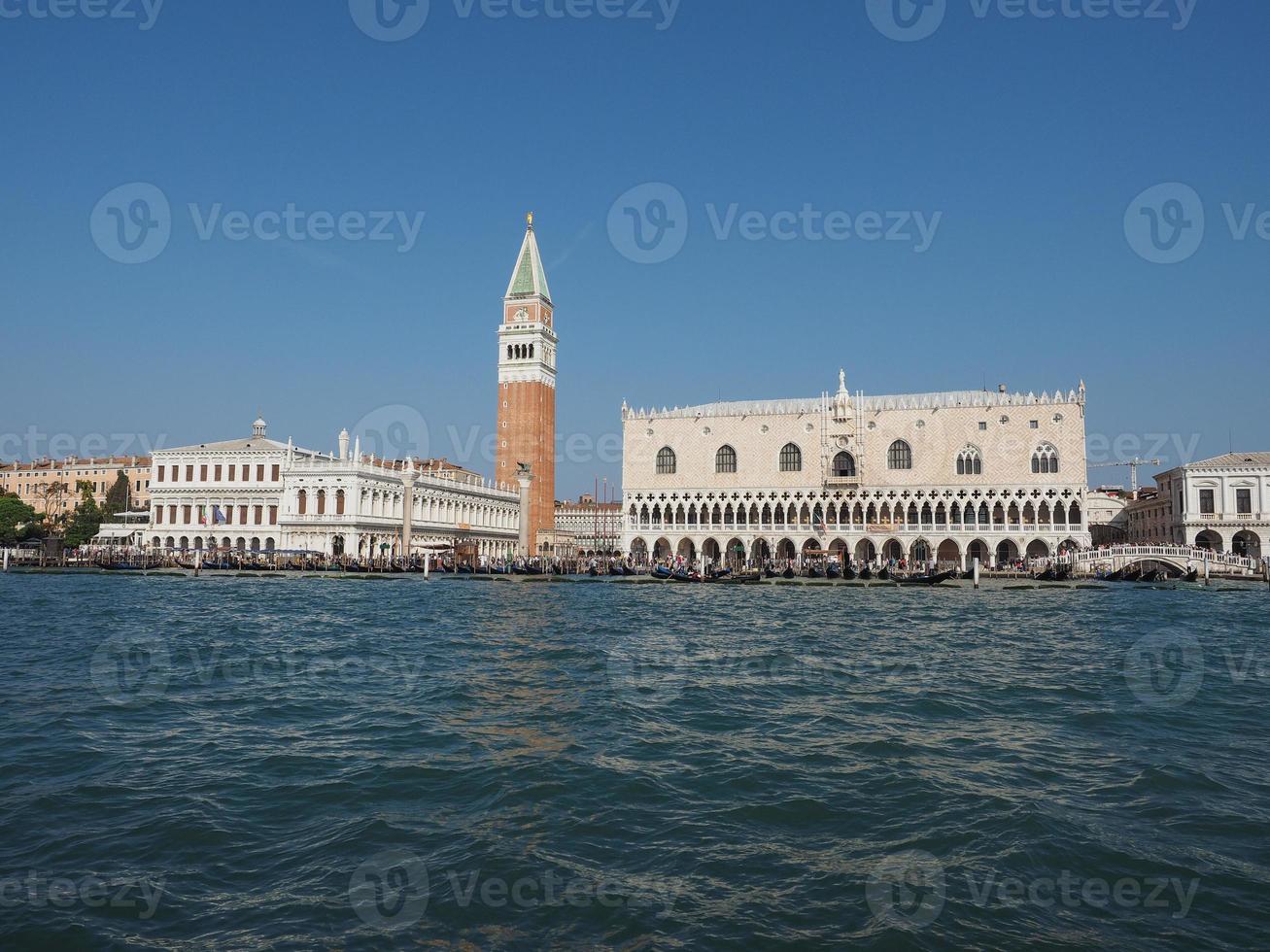 quadrado de São Marcos visto da bacia de São Marcos em Veneza foto