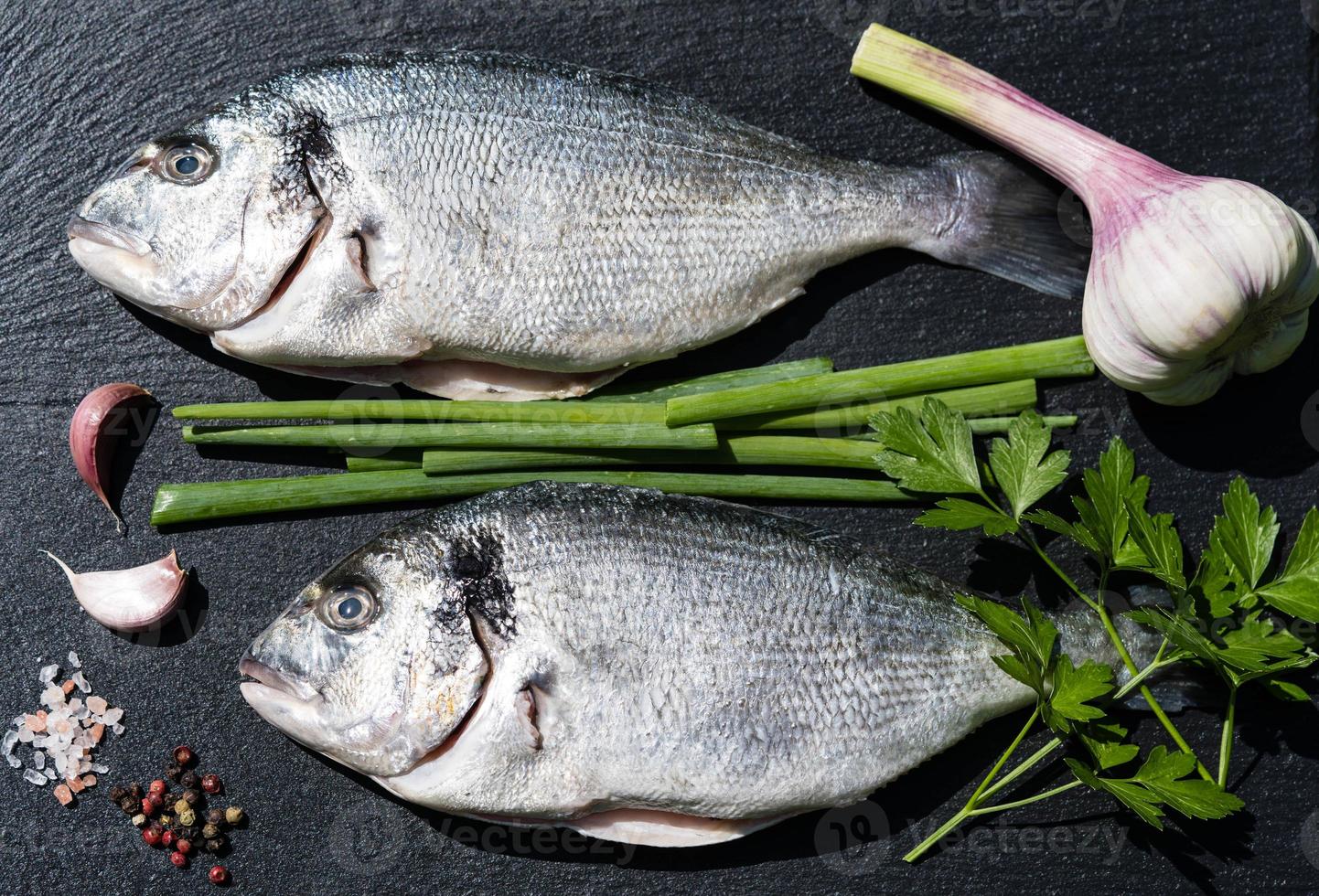 dourada pronta para cozinhar, exceto sem barbatanas e sem escamas foto