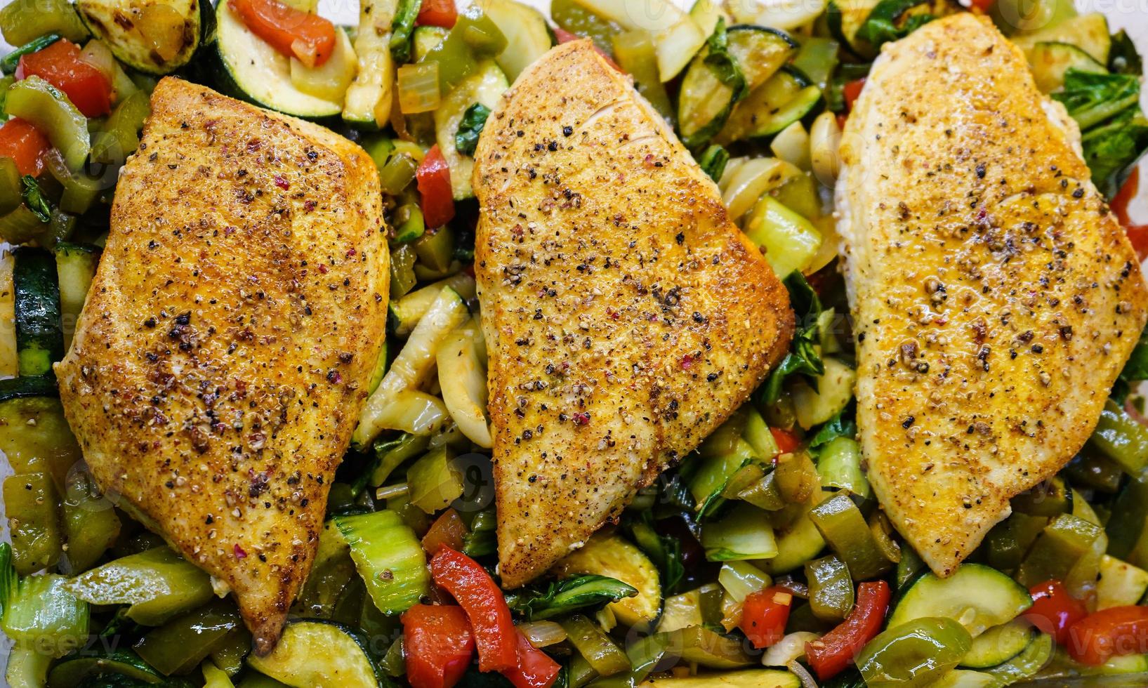 peito de frango com abobrinha pak choi legumes forno foto