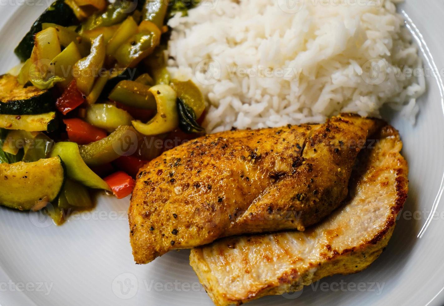 peito de frango com abobrinha pak choi legumes forno foto