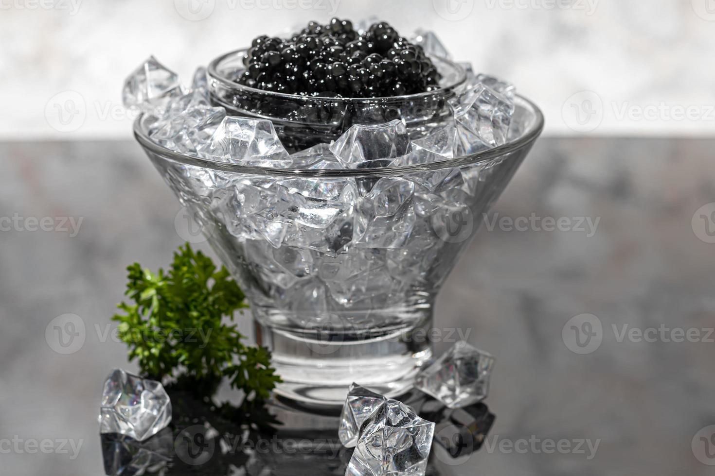 caviar preto em um prato sobre um fundo claro. conceito de comida saudável. foto