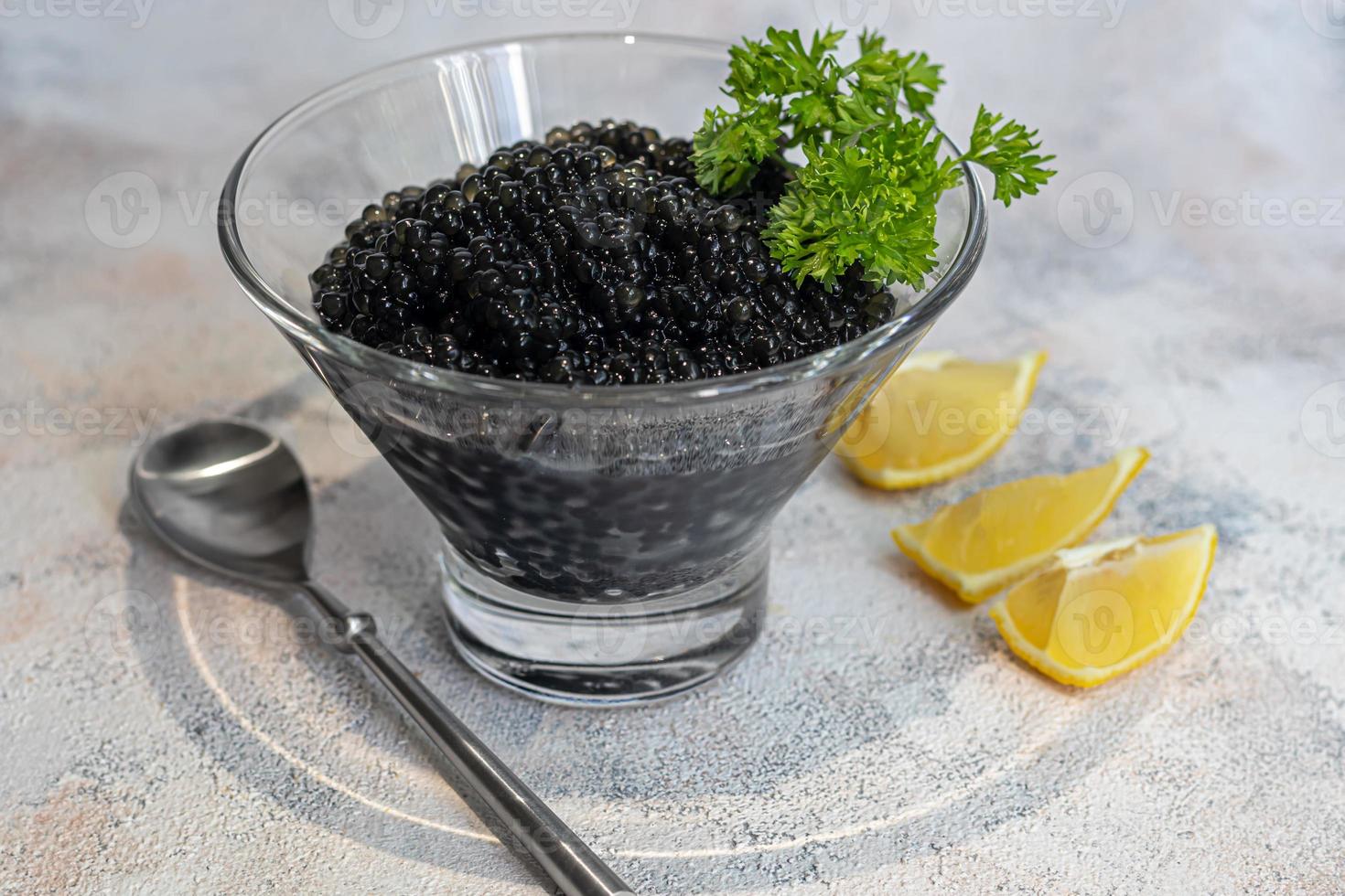 caviar preto em um prato sobre um fundo claro. conceito de comida saudável. foto