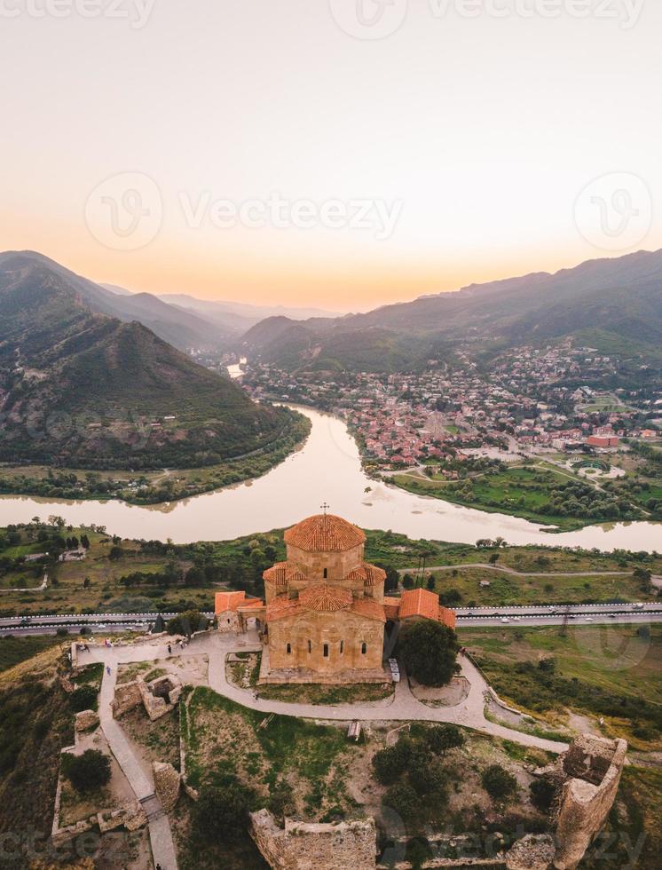 vista aérea do templo jvari na georgia foto