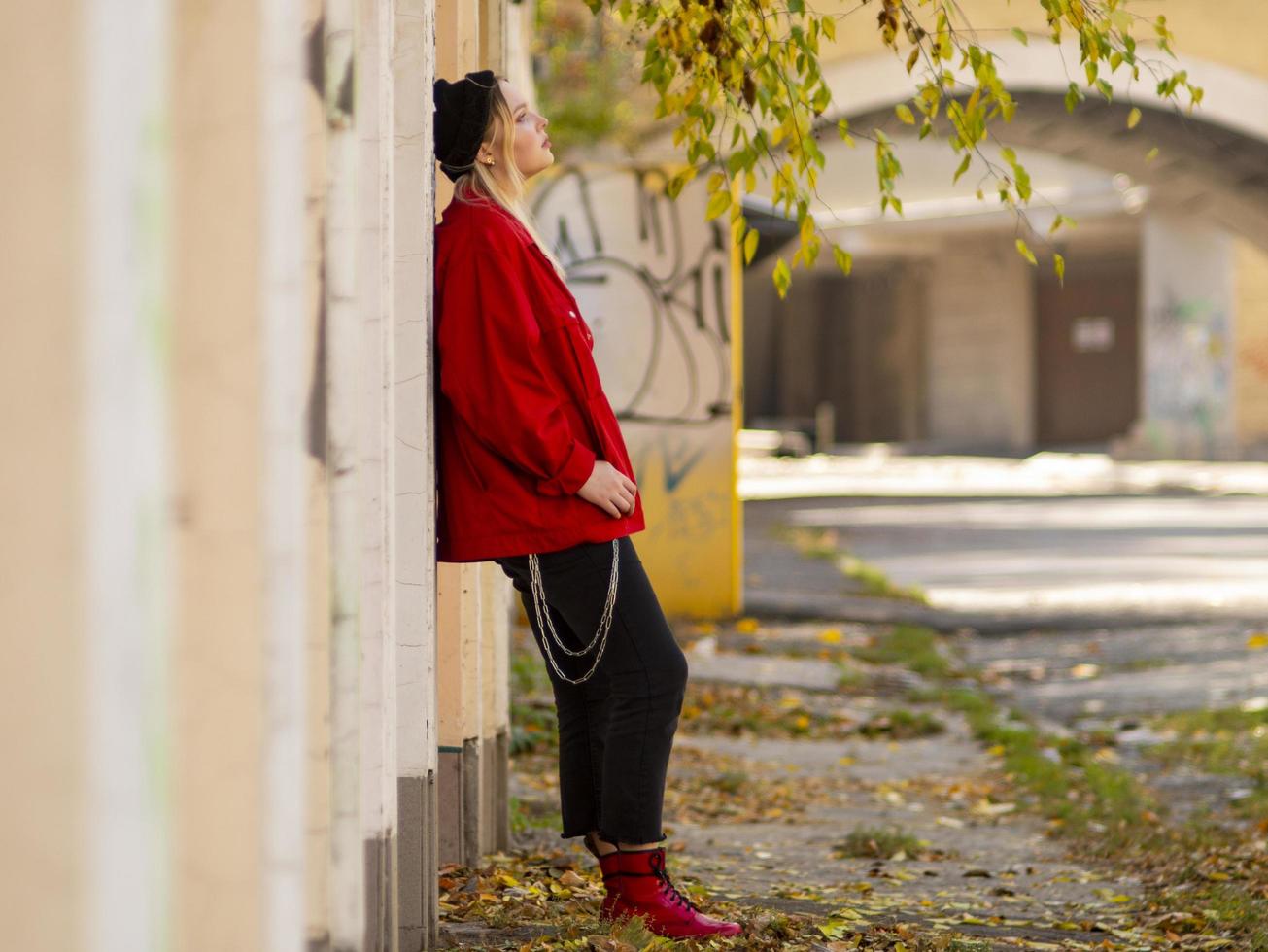 linda garota com uma jaqueta vermelha de chapéu de malha e botas vermelhas foto