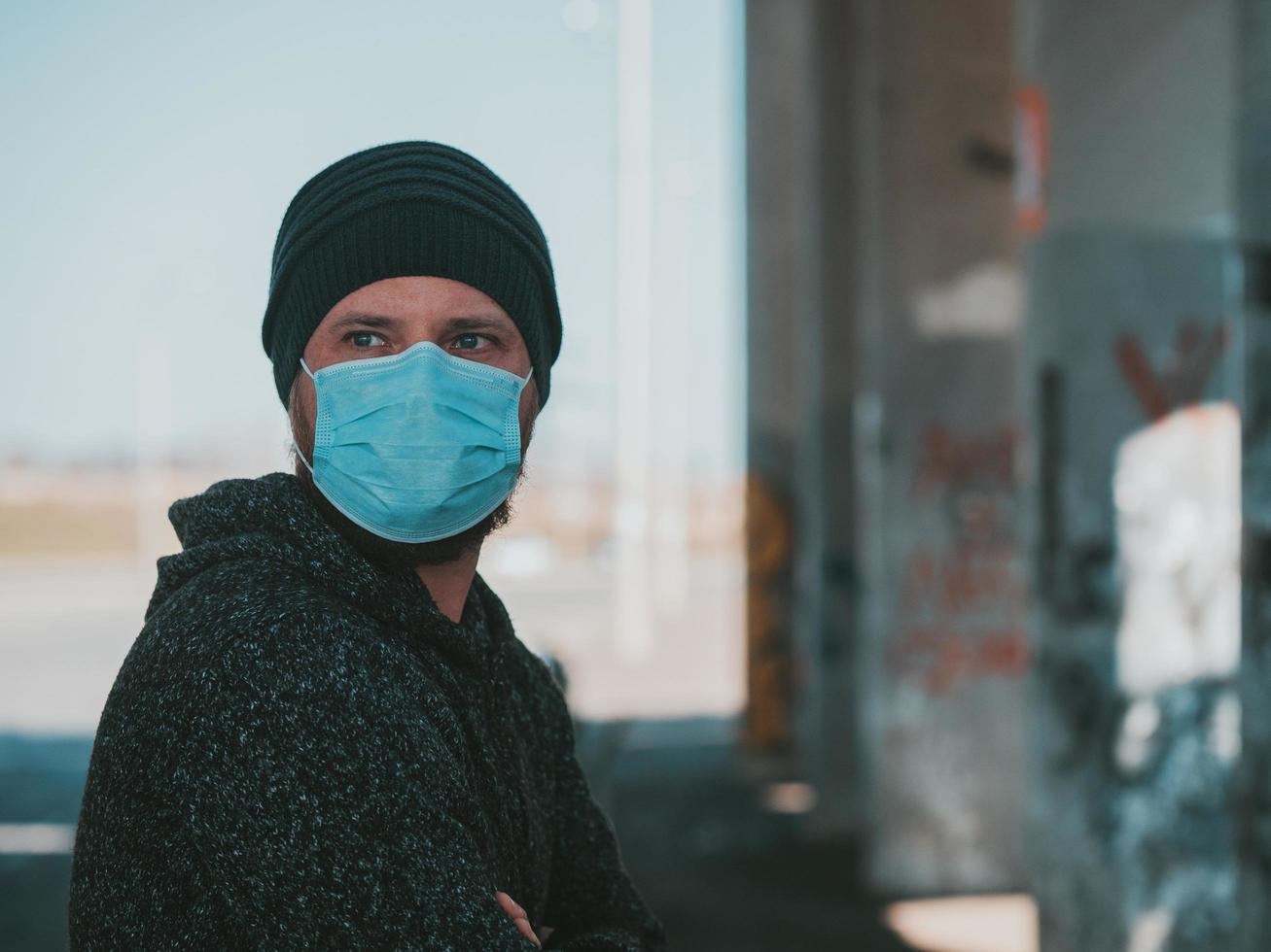 retrato de um homem moderno com uma máscara médica foto