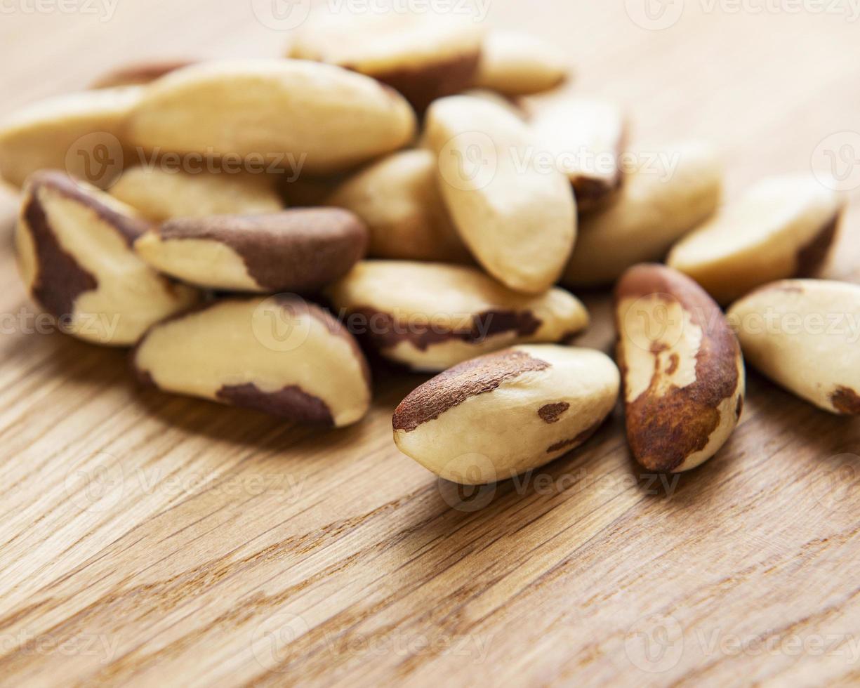 castanhas do Brasil em uma mesa foto