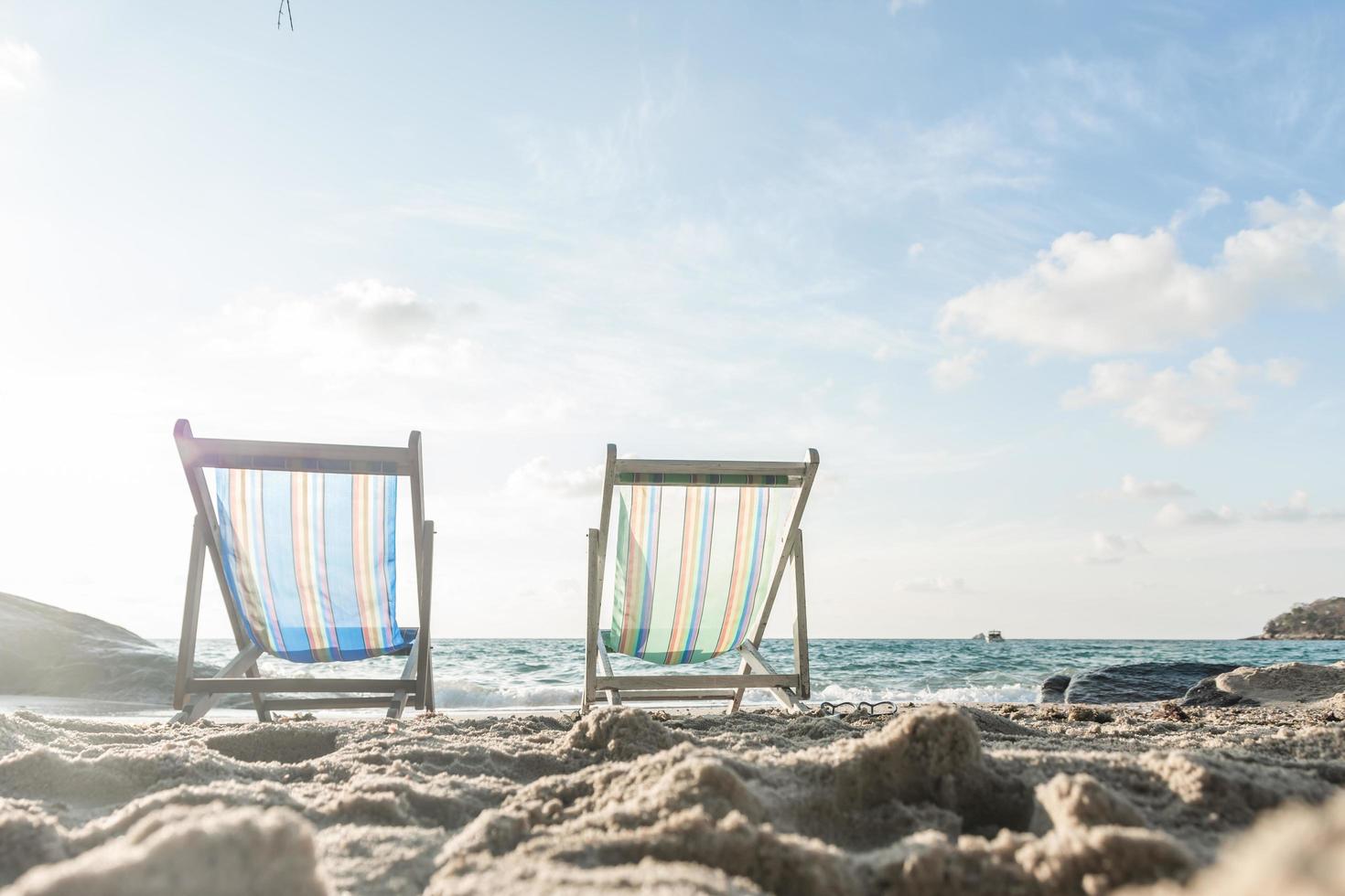 espreguiçadeiras de férias de verão em praia tropical foto